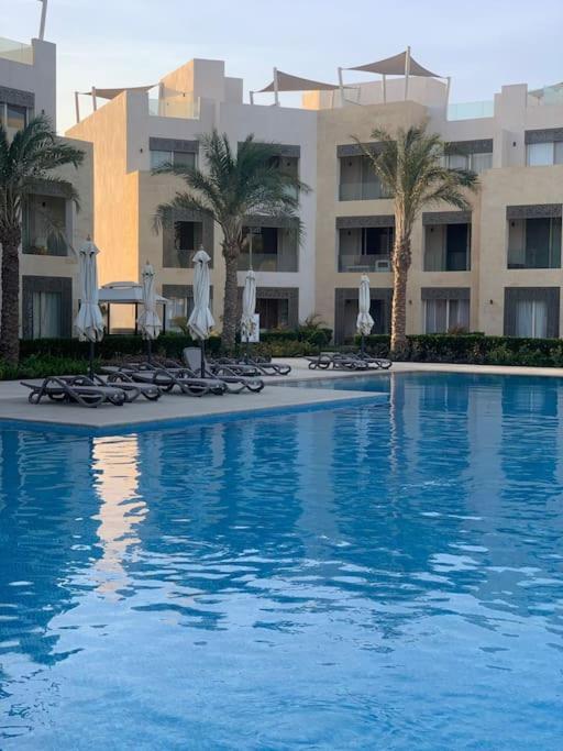 Mangroovy Ritzy, Cerulean By The Pool Apartment *